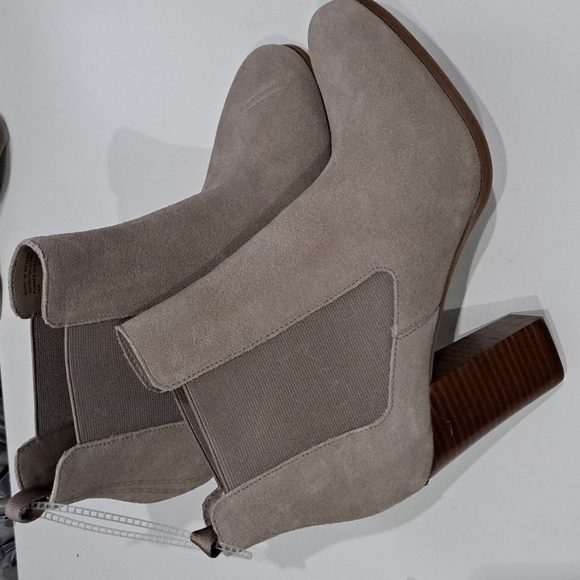 MICHAEL Michael Kors Lottie Chelsea Bootie Birch Vachetta Leather - Picture 7 of 9